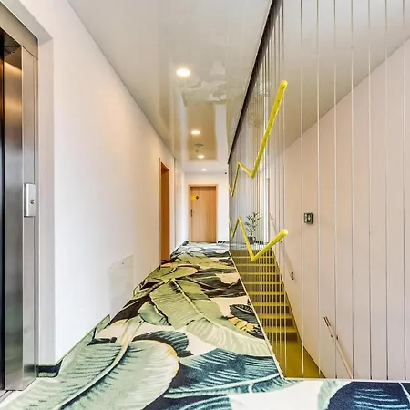 Lovely In With Kitchen * Hel